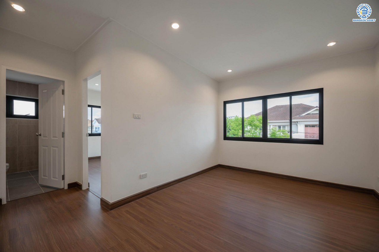 บ้านมือสองตกแต่งใหม่  โครงการ ธารา ราชพฤกษ์-ปิ่นเกล้า บ้านสวย พร้อมอยู่ เนื้อที่ 88.2 ตร.ว. ฟังก์ชัน 3 ห้องนอน 4 ห้องน้ำ 1 ห้องแม่บ้าน จอดรถได้ 2 คัน บนทำเลเชื่อมต่อถนนกาญจนาภิเษก ใกล้รถไฟฟ้าสายสีแดง "สถานีตลิ่งชัน" และจุดขึ้นทางด่วน "ศรีรัช" รายล้อมด้วยสิ่งอำนวยความสะดวกครบครัน